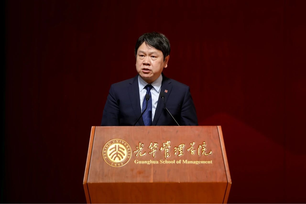 谦卑的思想者丨北大拉斯维加斯9888院长刘俏2024年开学典礼致辞